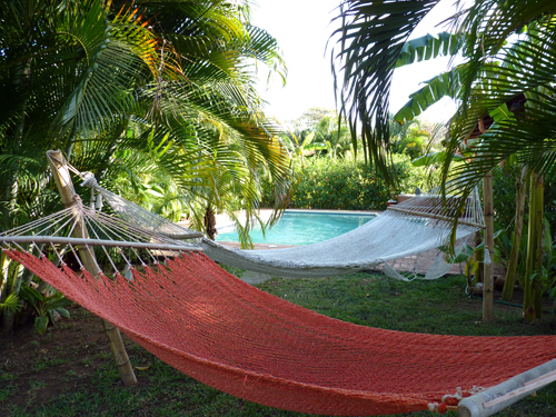 2 hamacs et piscine au Costa Rica
