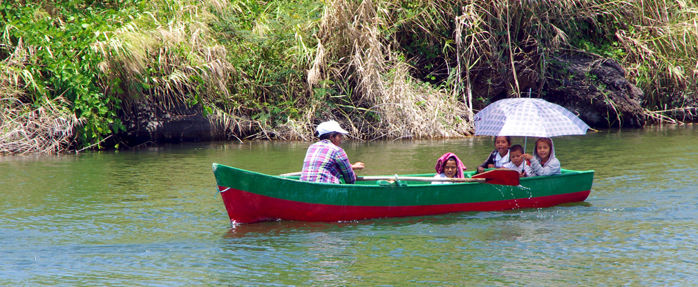 Ecoliers revenant de l'école en bateau sur le Lac Nicaragua - 1