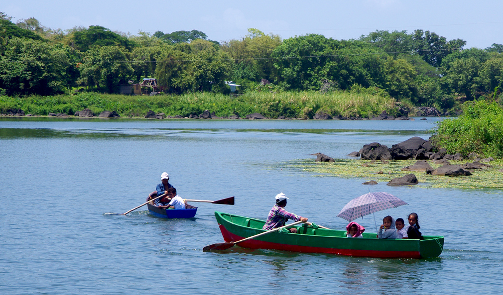 Ecoliers revenant de l'école en bateau sur le Lac Nicaragua - 2