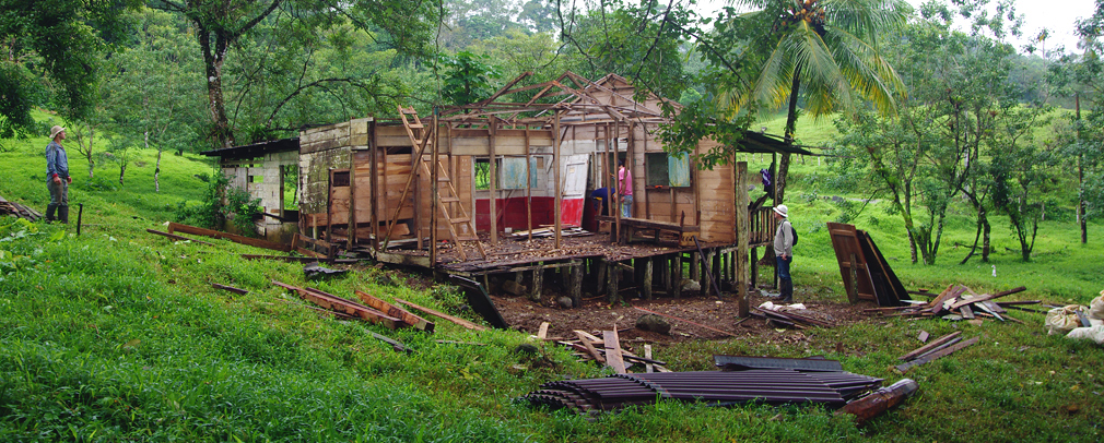 Costa Rica - Vieille maison bois en ruine - Démolition 1