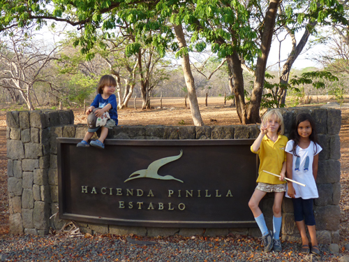 Anna, Ivan et Kate à l'entrée de Establo - Hacienda Pinilla - Guanacaste - Costa Rica