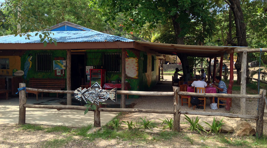 Vue latrale du restaurant de plage, station balnaire, pacifique Nord du Costa Rica