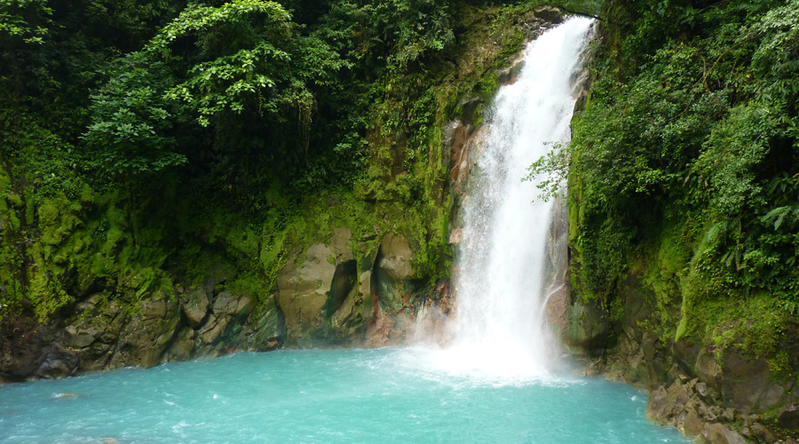 La cascade du fameux Rio Celeste, merveille naturelle du Costa Rica