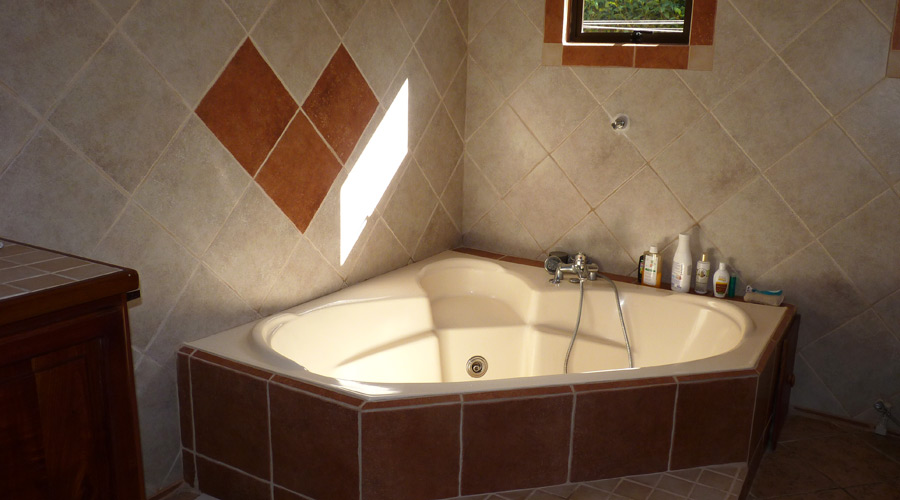 Jaccuzi dans la salle de bain (refaite en 2012) de la chambre principale