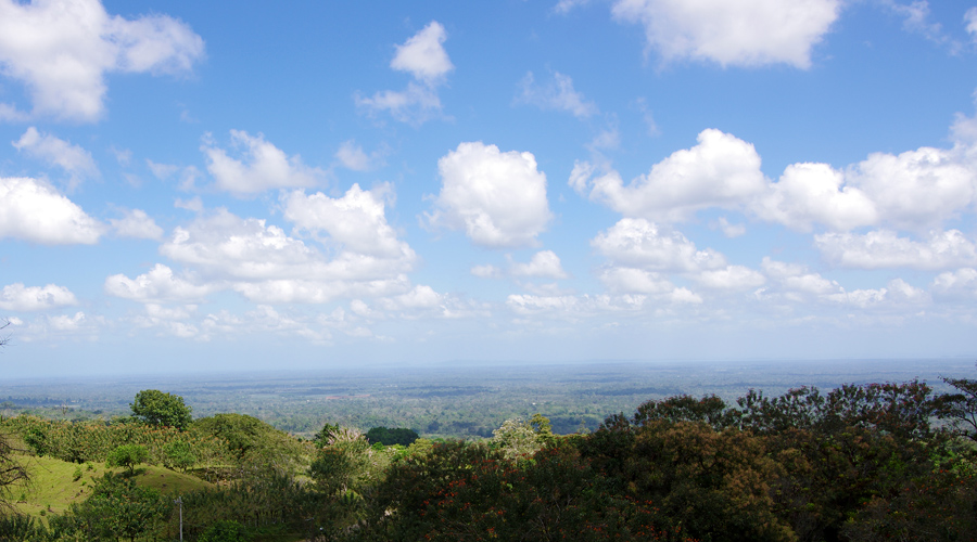 Vue sur la valle plate, en contrebas, au loin on aperoit le Lac Nicaragua et ses les