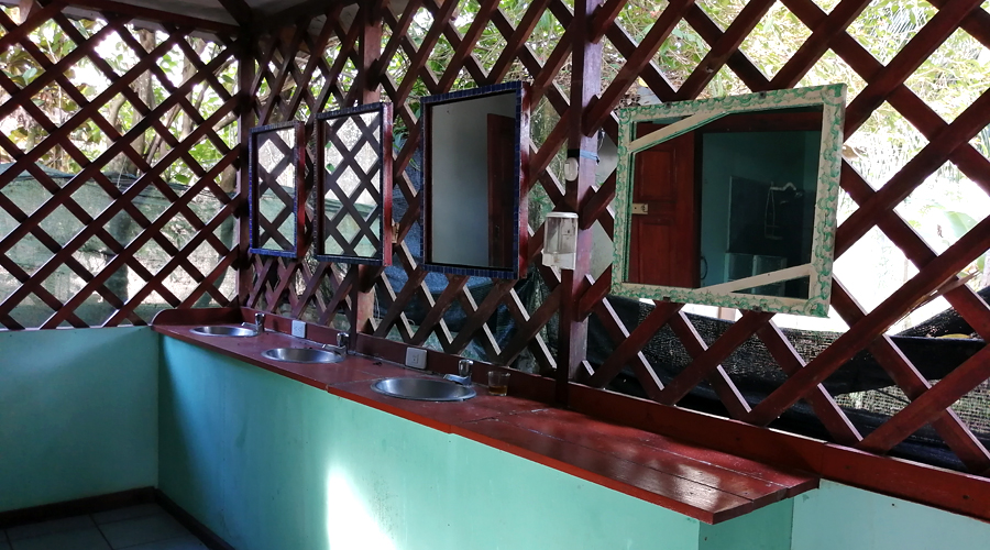 Costa Rica - Carabes - Auberge de jeunesse - Une des salles de bain communes