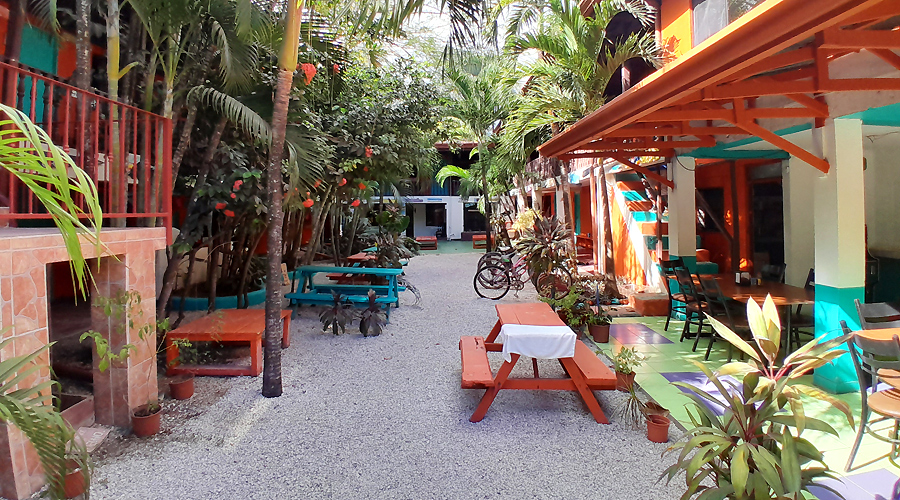 Costa Rica - Guanacaste - Hotel prs de la plage - Naranjo Hotel - Le patio 1