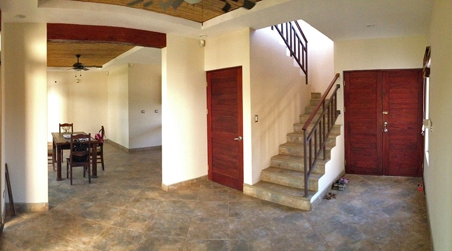 La pièce principale, espace repas et entrée de la villa