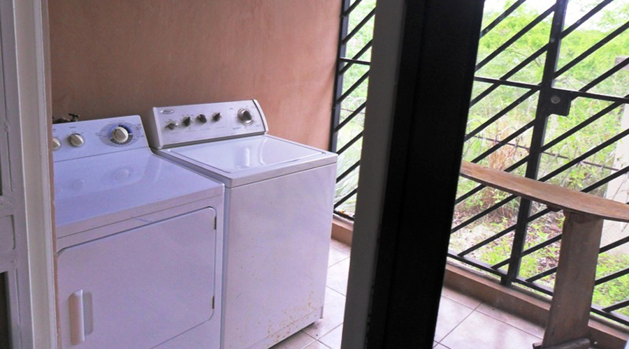 Patio-buanderie avec machines à laver et à sécher le linge