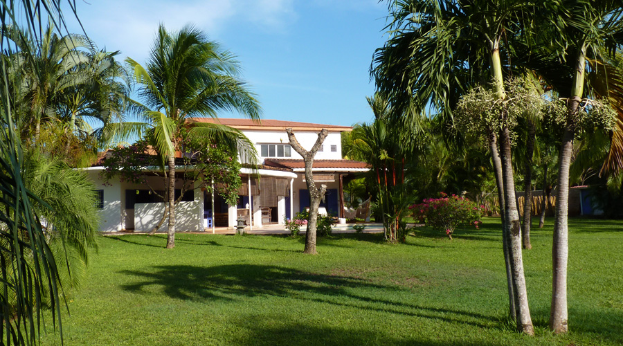 La maison vue du parc tropical