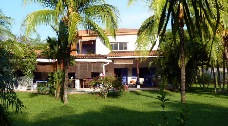 La maison vue du parc tropical