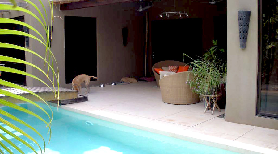 La terrasse donnant sur la piscine