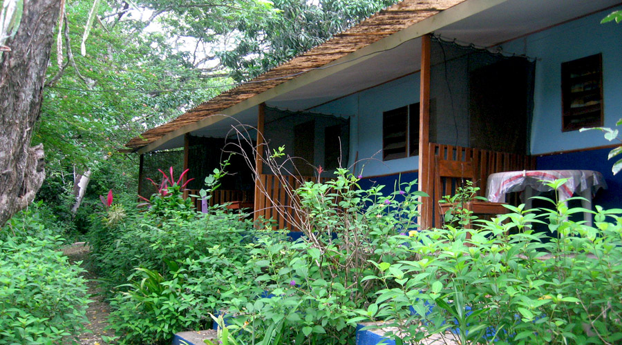 Vue de côté des 5 cabinas, hôtel à restaurer, Montezuma, Costa Rica