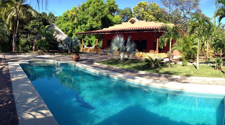 Grande piscine et maison principale, très joli parc tropical