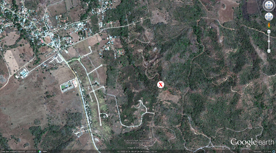 Vue satellite : vue rapproche, le terrain domine le village de Villareal de Tamarindo