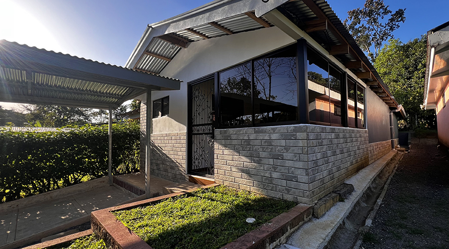 
	89.000 $ - Maison 100% r&eacute;nov&eacute;e de 3 chambres, environ 100 m&sup2; habitable + garage.

	
		Situ&eacute;e en impasse &agrave; 7 km de Bijagua.
	
		Terrasses couvertes avant et arri&egrave;re (patio).
	
		Garage ouvert (carport 11 m&sup2;).
	 ...