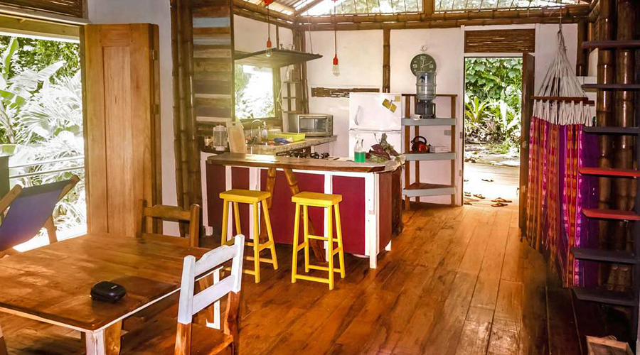 Costa Rica - Caraïbes - Puerto Viejo - Casa Uva - La salle à manger et la cuisine