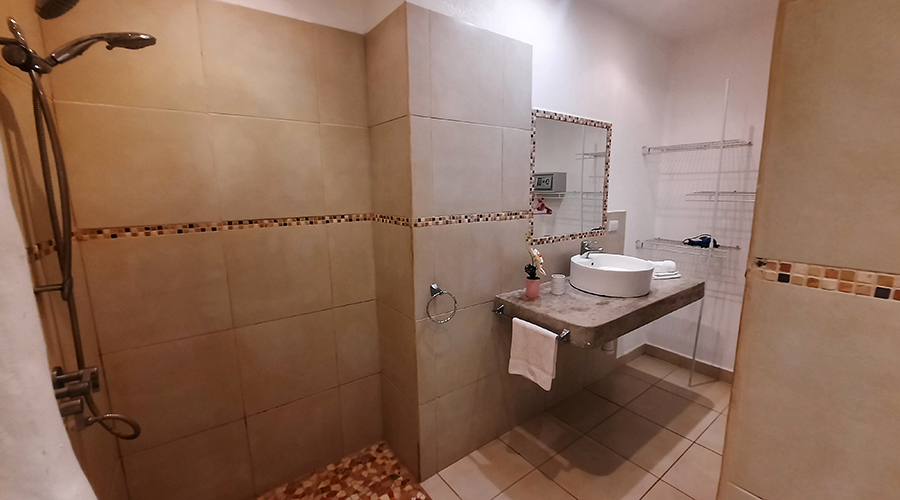 Costa Rica - Tamarindo - Casa Mariposa - Intrieur - Studio 1 - Salle de Bains - Vue 1