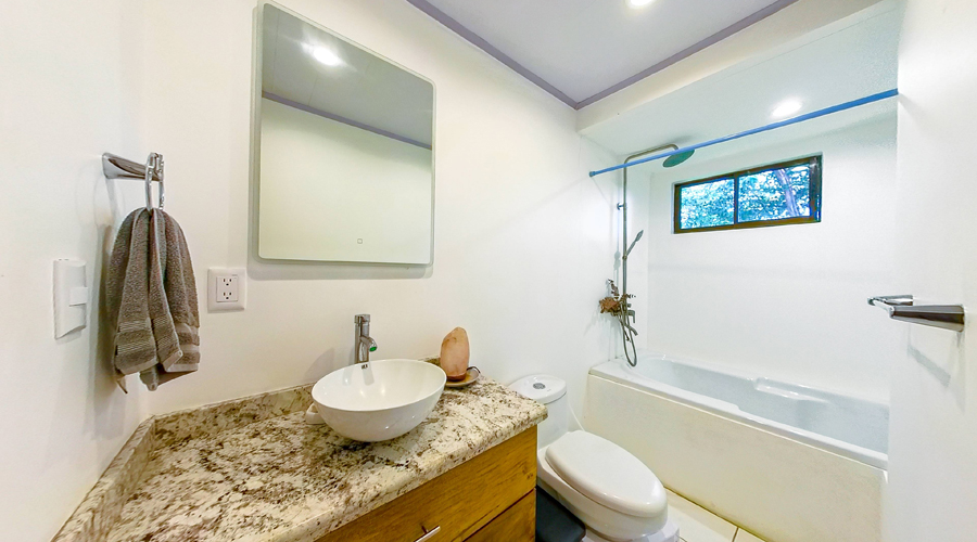 Costa Rica, Guanacaste, Nosara, villa 3 chambres - Salle de bain commune aux 2 petites chambres