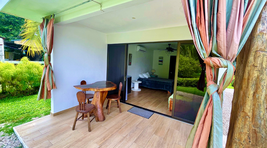 Costa Rica, Guanacaste, Playa Potrero - B&B (1+3) - Vue partielle bungalow