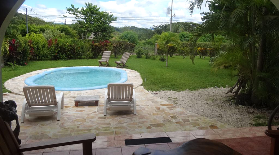 Costa Rica - Guanacaste - Samara - La terrasse (coin salon) avec vue sur la piscine