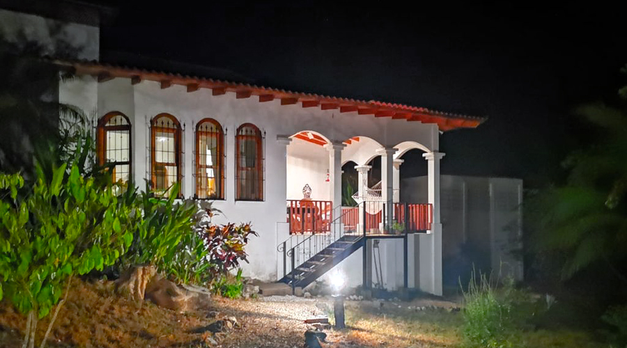 Costa Rica - Guanacaste - Samara - Casa Romance  - Arrière de la maison de nuit - Vue 1