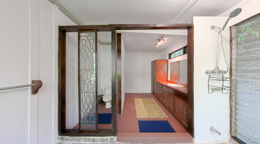  Costa Rica, Guanacaste, San Juanillo, Casa Privada - Salle de bain de la chambre principale - Vue 2