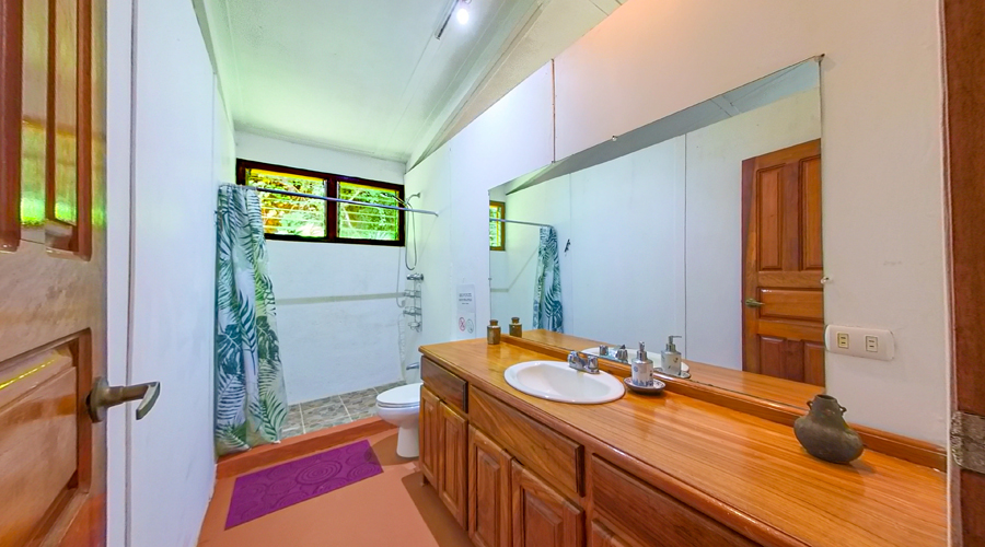 Costa Rica, Guanacaste, San Juanillo, Casa Privada - Salle de bain de la seconde chambre et invits