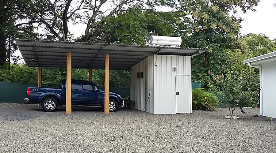 Costa Rica - Guanacaste - Tamarindo - Casa Blanca - Le garage ouvert et la bodega de rangement
