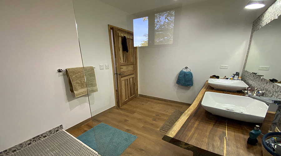 Costa Rica - Tamarindo - Casa Lado Jungle - Maison - Intrieur - Chambre 1 - Salle de Bains - Vue 1