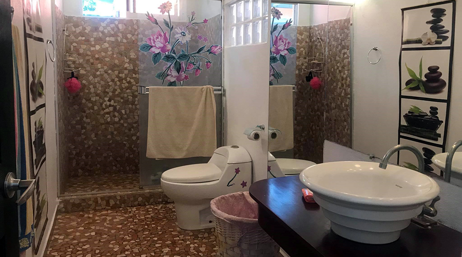 Costa Rica - Guanacaste - Tamarindo - Casa mi Vecina - La salle de bain de la chambre 2
