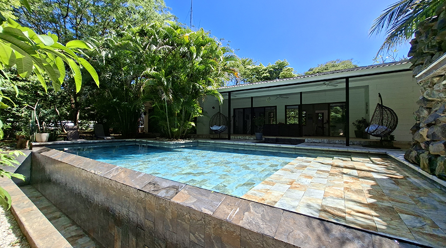 
	525.000 $ - Situ&eacute;e &agrave; Finca Panama, dans un domaine s&eacute;curis&eacute; et tr&egrave;s recherch&eacute;, cette magnifique propri&eacute;t&eacute; se trouve &agrave; seulement 15 minutes de Tamarindo, de ses plages, de ses commerces et de son ambia ...