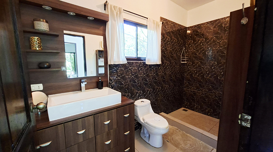 Costa Rica - Guanacaste - Tamarindo - Villa Panama - Int�rieur - SDB - Vue 1