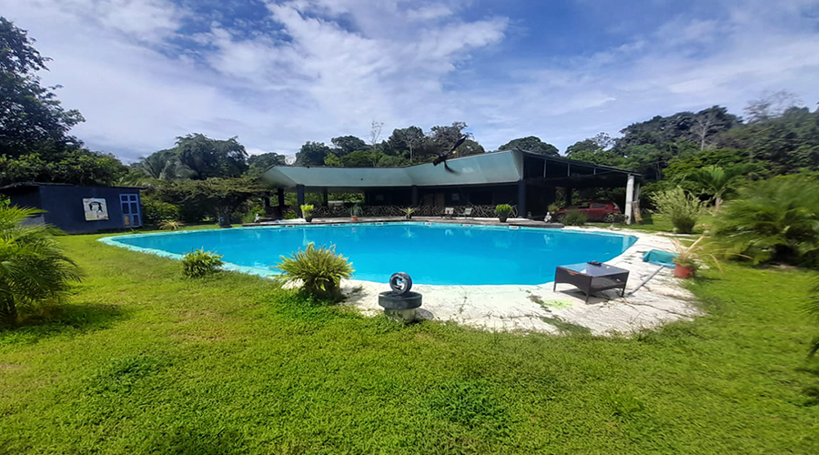 
	480.000 $ - Située à Paraiso, dans la province de Limón, cette propriété unique est un oasis pour les amoureux de nature et d’espace.

	À seulement 20 minutes des plages paradisiaques de Playa Chiquita et Playa Pu ...