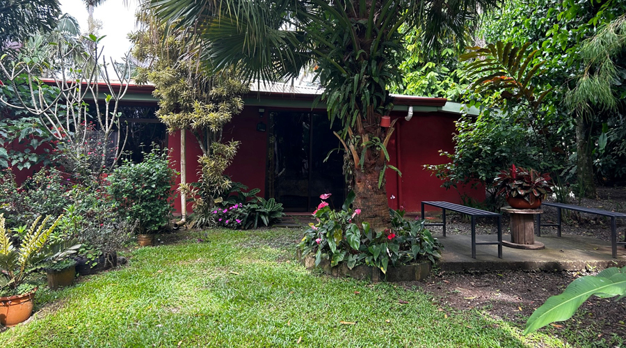 Le bungalow indpendant, jardin et entre vers la grande chambre de la maison principale - Vue 1