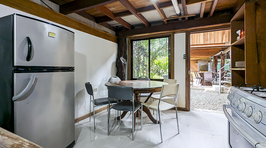 Costa Rica - Cahuita - Casa Bamb - Cabina 2 et sa cuisine du rez-de-chausse