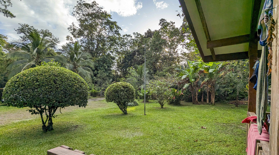 Costa Rica, Province de Limon, Cahuita, Villas Limon Dulce - Jardin et terrasse du btiment D