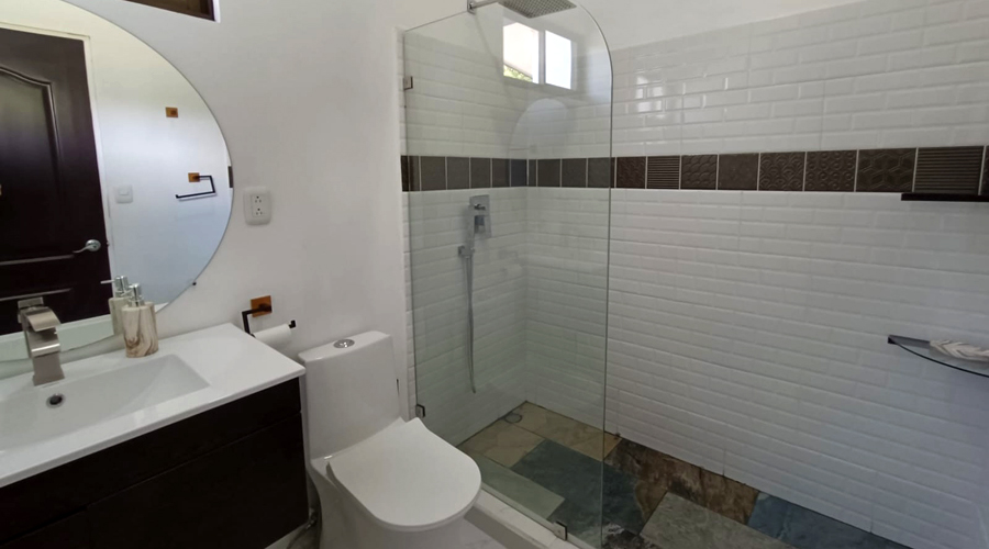 Costa Rica, Pacifique Sud, Uvita - Maison Papillon - Une des 2 salles de bain