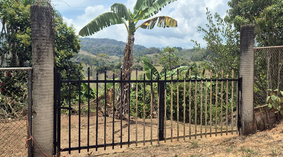 Costa Rica, Pacuarito, San Isidro, Finca Casita et Rivi�re - Portail