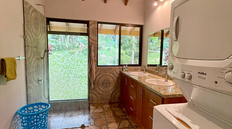 Costa Rica - San Isidro - San Ignacio - Ferme en Permaculture - Salle de bain - vue 1