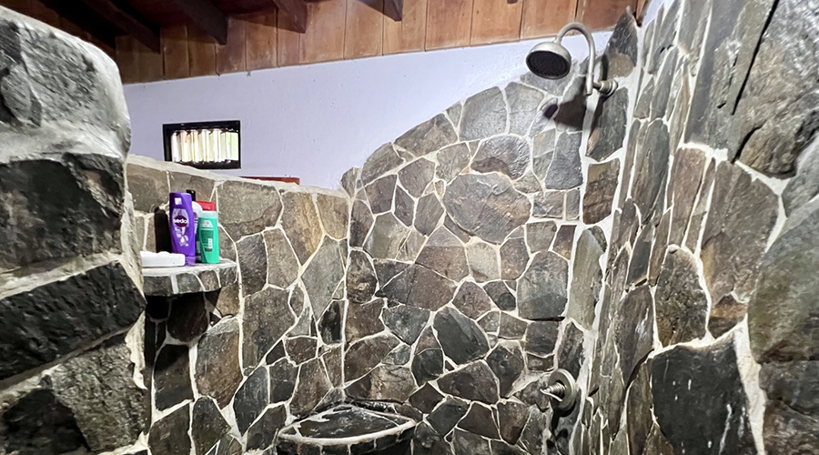 Costa Rica - Perez Zeledon - San Isidro - Airbnb Tinamastes (1+3) - Maison principale - Sdb tage - vue 2