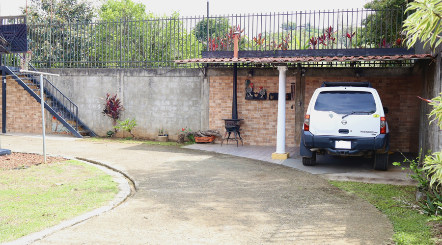 Costa Rica, Perez Zeledon - San Isidro - Villa Moraven - Parking 1