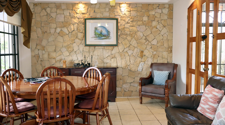 Costa Rica, Perez Zeledon - San Isidro - Villa Moraven - Salle  manger 1