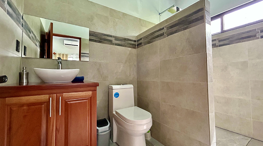 Costa Rica - Puntarenas - Coronado - Casa Linda - Maison - Int?rieur - Chambre 1 - SDB - Vue 1
