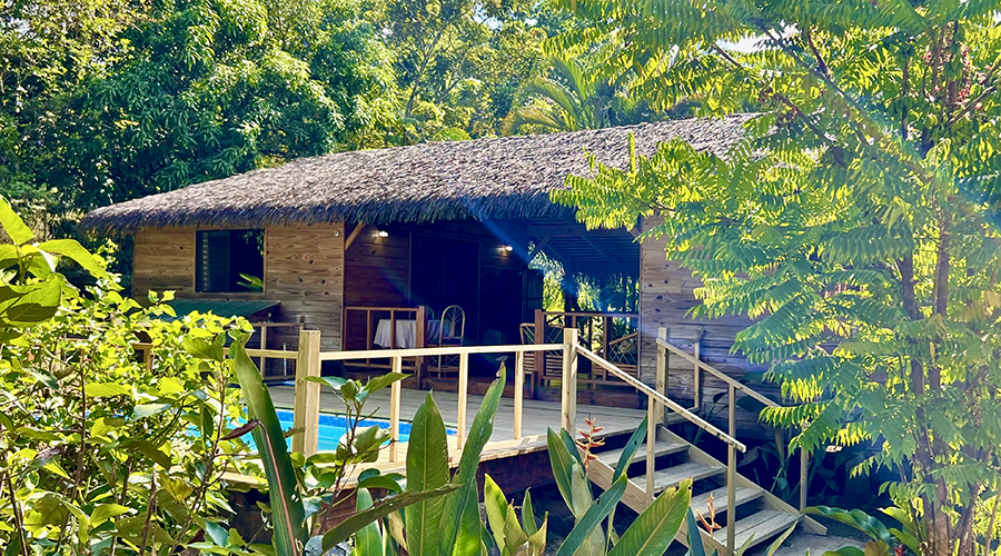 
	300.000 $ - Cette maison en bois sur pilotis située à Ojochal incarne parfaitement le charme rustique.

	Au centre de la maison, la cuisine ouverte est abritée des deux côtés par un large toit. De là, une terrasse accuei ...