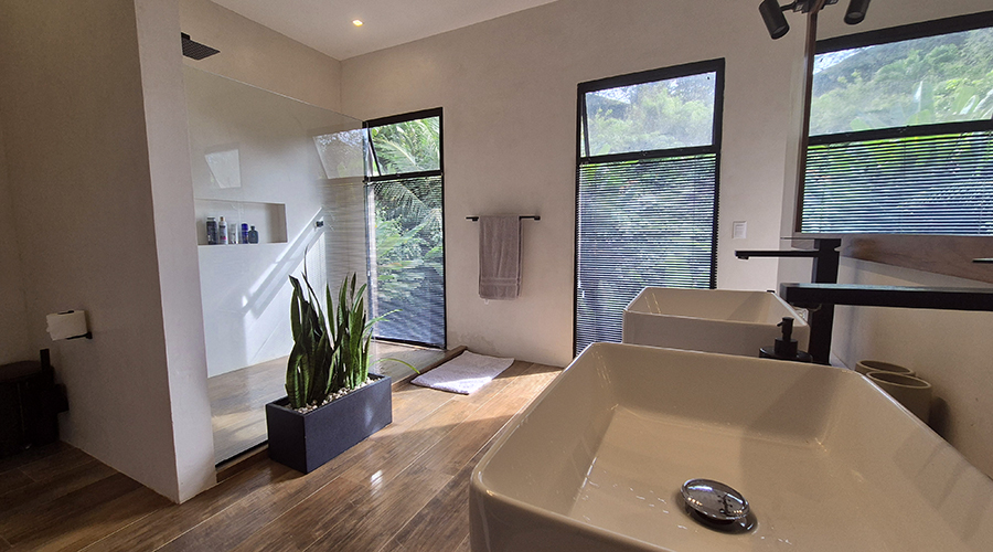 Costa Rica - Ojochal - Villa Perezoso - Niveau Suprieur - Master Bedroom - Salle De Bain - Vue 2