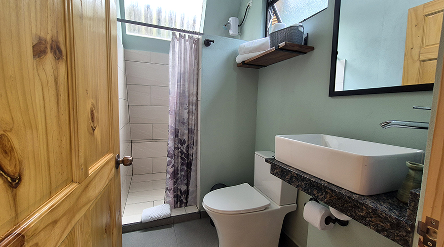 Costa Rica - San Vito de Coto Brus - Complexe commercial, restaurant-pizzeria - 5 cabinas - maison - Cabina 1 - Salle de bain
