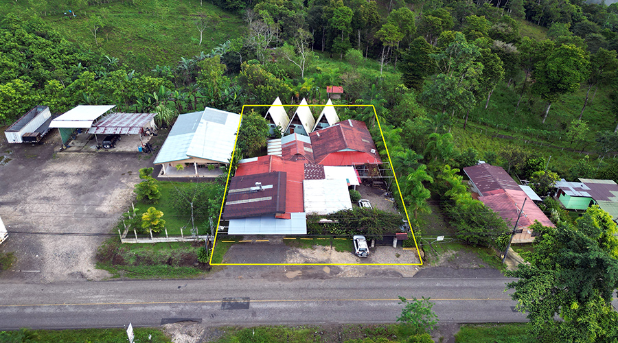Costa Rica - San Vito de Coto Brus - Complexe commercial, restaurant-pizzeria - 5 cabinas - maison - Vue drone