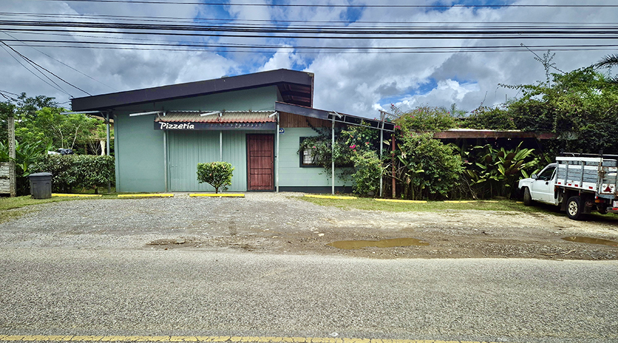Costa Rica - San Vito de Coto Brus - Complexe commercial, restaurant-pizzeria - 5 cabinas - maison - Restaurant - Extrieur - vue 2