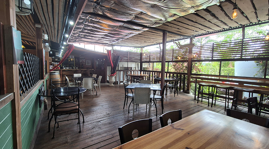 Costa Rica - San Vito de Coto Brus - Complexe commercial, restaurant-pizzeria - 5 cabinas - maison - Restaurant - Terrasse - vue 2